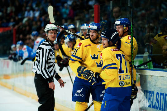 Robert Nilsson, Sverige, gratuleras till sitt 0-1-mål i