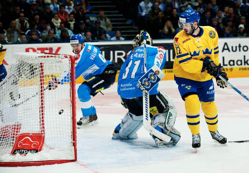 Niklas Persson, Sverige, ser pucken gå mot mål