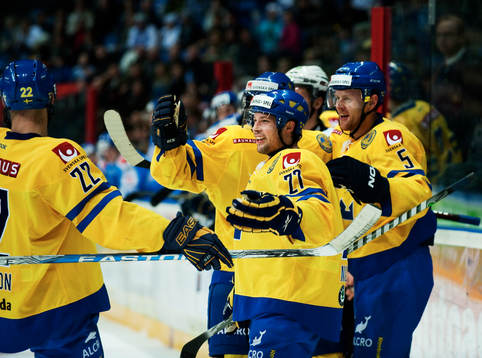 Robert Nilsson, Sverige, gratuleras till sitt 0-1-mål i