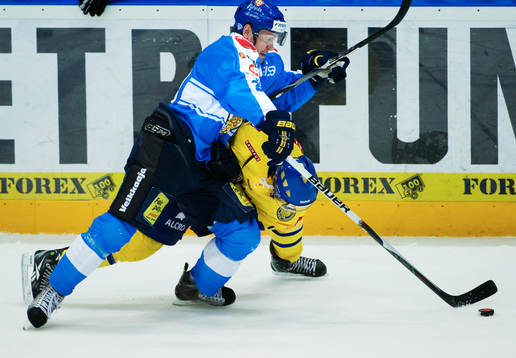 Teemu Laine, Finland, trycker ner Marcus Krüger, Sverige