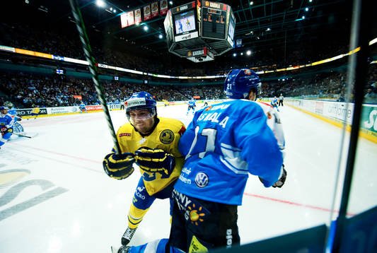 Robert Nilsson, Sverige, tacklar Janne Niskala, Finland