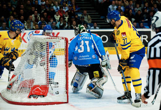 Jyrki Välivaara, Finland, rensar undan pucken från
