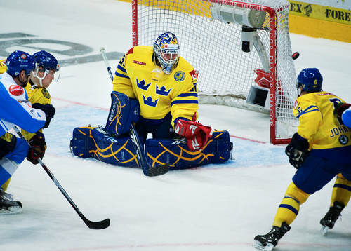Daniel Larsson, målvakt, Sverige, ser ett skott gå