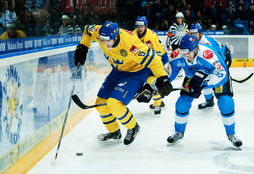 Mattias Sjögren, Sverige, tar sig förbi Petri Kontiola,