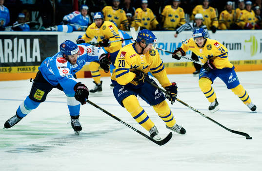 Martin Thörnberg, Sverige, tar sig förbi det finska