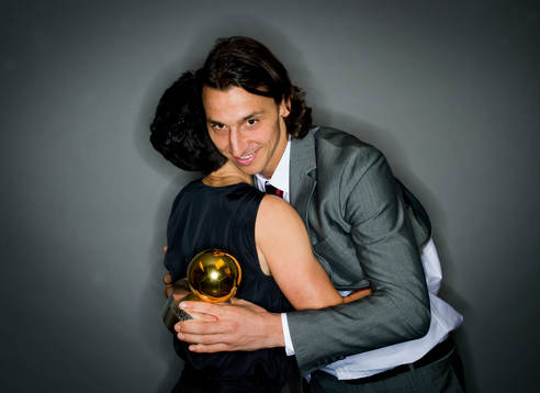Zlatan Ibrahimovic som fick guldbollen  grattar och kramar