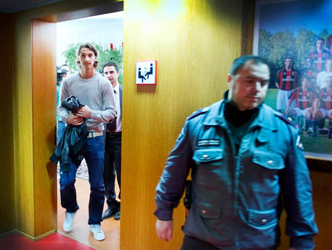 Zlatan Ibrahimovic inne på träningsanläggningen Milanello