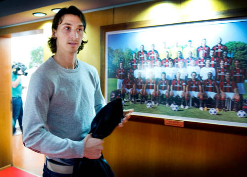 Zlatan Ibrahimovic inne på träningsanläggningen Milanello