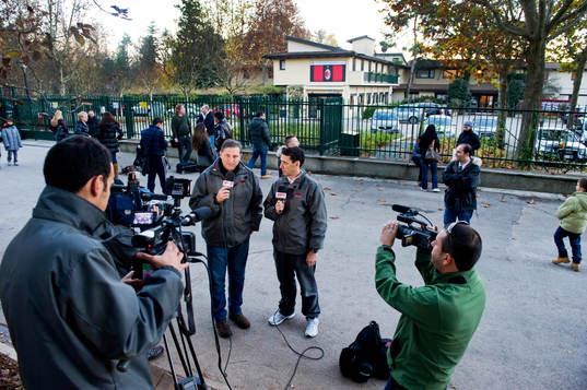 Media och supportrar väntade utanför Milanello för att