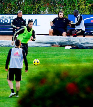 Zlatan Ibrahimovic sitter och pratar med Clarence Seedorf