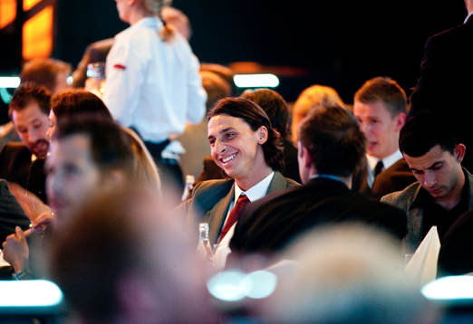 Zlatan Ibrahimovic har kul vid sitt bord