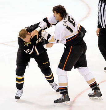 Krys Barch, Dallas och George Parros, Anaheim, slagsmål