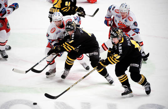 AIK sliter hårt och jagar puck