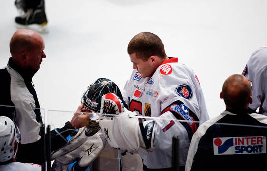 Riku Helenius, målvakt Södertälje gör sig i ordning