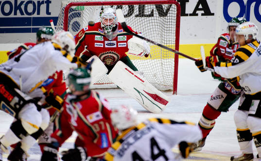 Johan Holmqvist, målvakt, Frölunda har mycket folk och en
