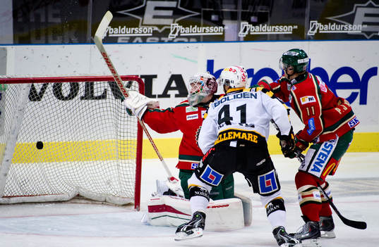 Johan Holmqvist, målvakt, Frölunda ser pucken gå i mål