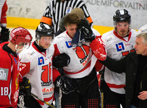 Emil Axelsson, Örebro fick en puck i huvudet