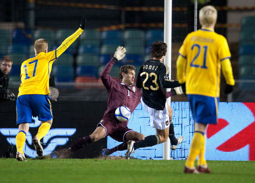 Andreas Isaksson, målvakt, Sverige, räddning i första