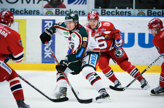 Mika Pyörälä, Frölunda, är omringad av