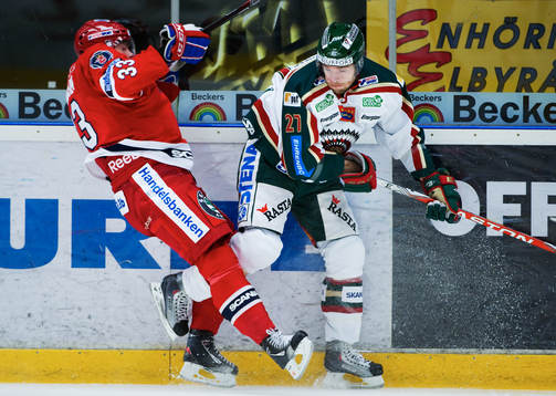Julian Jacobsen, Södertälje, blir tacklad av Mikko