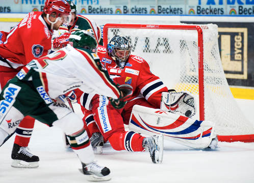 Riku Helenius, målvakt, Södertälje, räddar ett skott