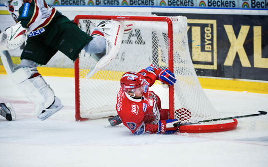 Jonas Almtorp, Södertälje, kraschar in i målburen