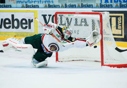 Johan Holmqvist, målvakt, Frölunda, hinner inte rädda