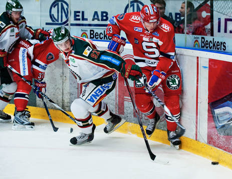 Johan Sundström, Frölunda, kämpar mot Julian Jacobsen,