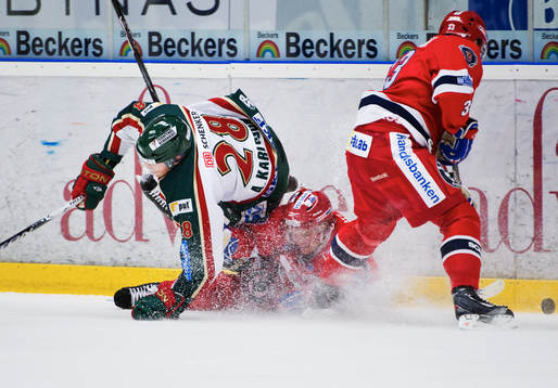 Andreas Karlsson, Frölunda, krockar med Pekka Saarenheimo,