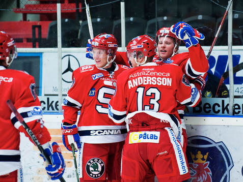 Mathias Månsson (till höger), Södertälje, gratuleras