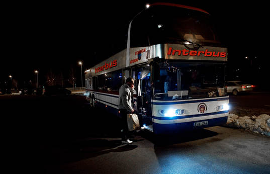 En spelare kliver på Frölundas spelarbuss