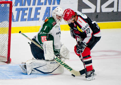 Lucas Sandström har en chans mot  Axel Brage, målvakt