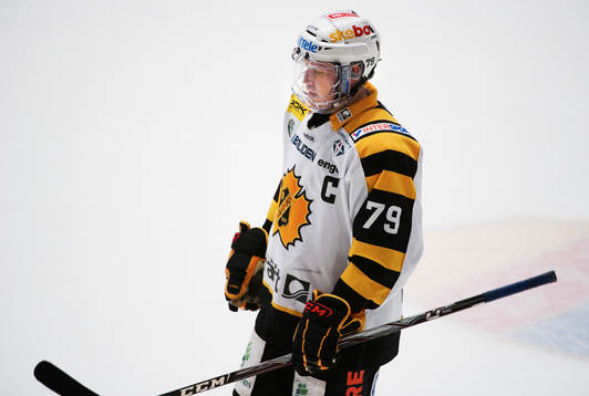 Fredrik Warg, Skellefteå, spelar med ansiktsskydd