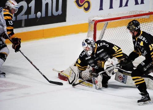 Mikko Lehtonen, Skellefteå, oroar framför Viktor Fasth,