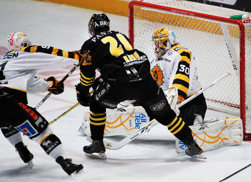 Daniel Bång, AIK, gör 3-0 bakom Joacim Eriksson,