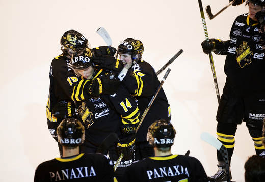 Daniel Rudslätt, AIK, kramas om