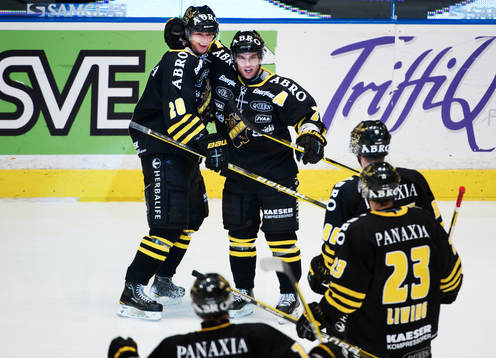 Daniel Bång, AIK, gratuleras till sitt 3-0-mål