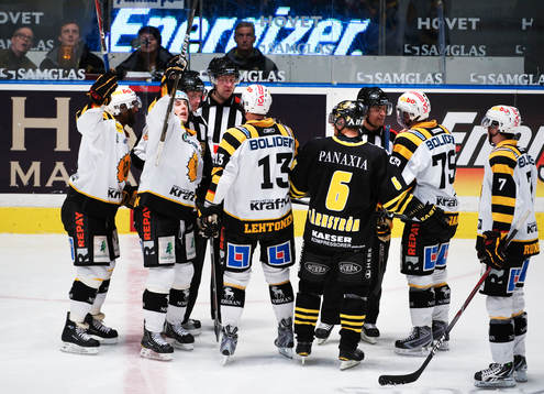 Skellefteå-spelare protesterar mot det bortdömda målet