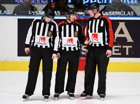 Sören Persson pratar med Teemu Salminen, domare