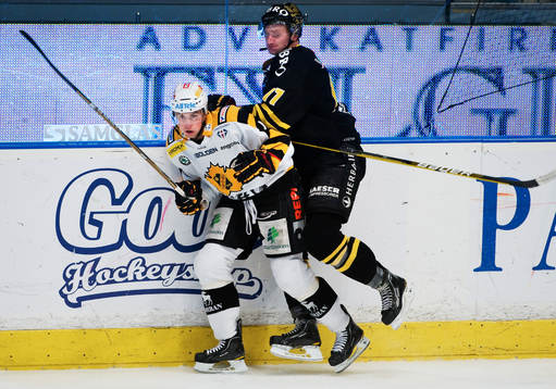 Fredrik Carlsson, AIK, trycker till Joakim Lindström,