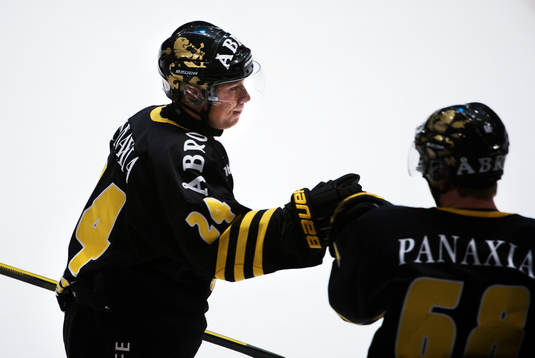 Johan Andersson, AIK, gratuleras till sitt 2-0-mål