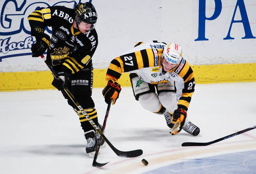 Oscar Ahlström, AIK, utmanas av Martin Lundberg,