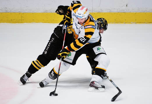Jimmie Ericsson, Skellefteå, håller undan pucken från