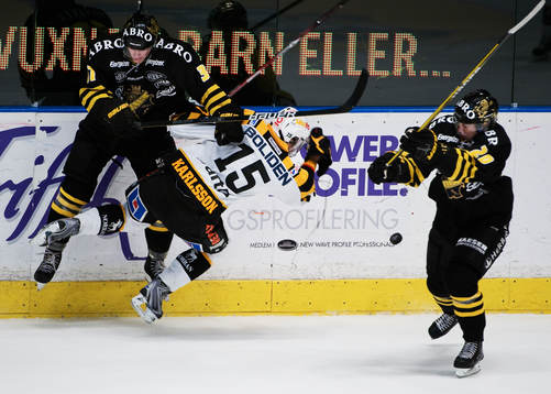 Stefan Johansson, AIK, tacklar Melker Karlsson, Skellefteå