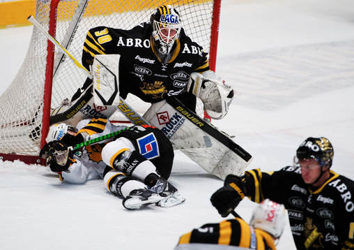 En Skellefteå-spelare ligger utslagen vid fötterna på
