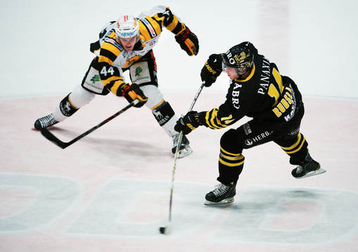 Tim Erixon, Skellefteå, försöker att stoppa Daniel