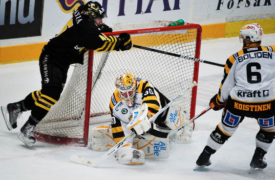 Oscar Steen, AIK, stoppas framför mål av Joacim Eriksson,