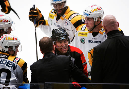 Anders Forsberg, tränare, Skellefteå, pratar med Sören