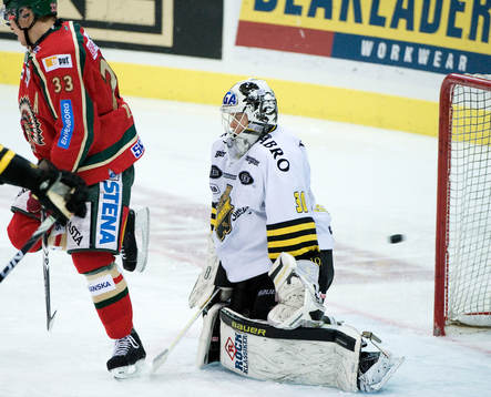 Pavel Skrbek, Frölunda, gör 2-2 bakom Viktor Fast,