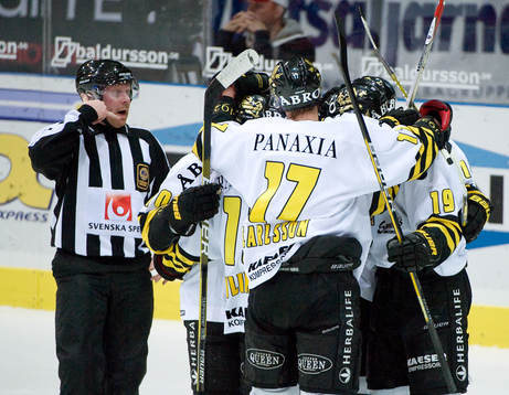 Domare tar och ringer för videogranskning medan AIK firar